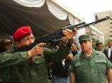 En un acto en Caracas, el 14 de junio del 2006, Chávez probó un rifle de asalto AK-103. Foto: Presidencia