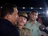 Recibe Raúl Castro a Hugo Chávez a su llegada a La Habana