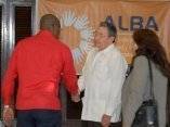 El presidente cubano Raúl Castro Ruz, recibe al Dr. Philbert Aaron, embajador de la Mancomunidad de Dominica ante la República Bolivariana de Venezuela y coordinador nacional del ALBA
