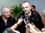 Miguel Bosé ofrece declaraciones al llegar a La Habana acompañando a Juanes para el concierto Paz sin Fronteras.