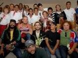 Grupo Calle 13 visita la Escuela de Música y Danza Paulita Concepción en La Habana, Cuba