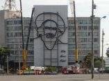 Finaliza montaje de la imagen de Camilo Cienfuegos en la Plaza de la Revolución en La Habana, Cuba