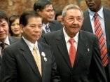 Impone Raúl orden "José Martí" al Presidente de Viet Nam 
