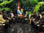 CUBA-LA HABANA- SOSTIENEN RAUL Y PRIMER MINISTRO DE ANTIGUA Y BA