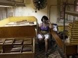 una-mujer-cubana-trabaja-en-la-fabrica-de-tabacos-h-upmann-el-26-de-febrero-de-2015-en-la-habana-cuba-sven-creutzmannmambo-photogetty-images