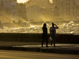 Muchachas y mar picada en malecón habanero. Foto: Deny Extremera/ Cubadebate