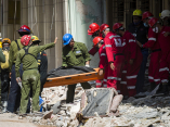Los equipos de salvamento y rescate y de la Cruz Roja extraen un cuerpo sin vida hallado entre los escombros del hotel Saratoga en La Habana, 7 de mayo de 2022. Foto: Irene Pérez/ Cubadebate
