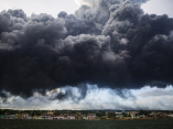 Nube de humo sobre Matanzas tras la explosión en la Base de Supertanqueros, 8 de agosto de 2022. Foto: Irene Pérez/ Cubadebate