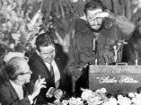 17 de abril. Cubriéndose de las luces de las lamparas, Fidel comienza a hablar ante los miembros de la Sociedad de Editores de Prensa de Washingon. Foto: Revolución.
