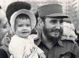 16 de abril. Fidel carga a una niña de 16 meses en el Meridian Hill Park, muy cerca de la Embajada cubana. Foto: Revolución