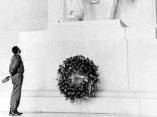 19 de abril. Fidel rinde honores a Lincoln ante el Mausoleo en Washington. Foto: Revolución.
