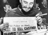 23 de abril. Manhattan, Nueva York. Fidel sostiene el periódico del día en un encuentro con el Overseas Press Club. La policía habría recibido información de que cinco hermanos habían sido enviados aquí desde Filadelfia, Pa., para asesinar al líder cubano.
