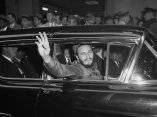 22 de abril. Fidel Castro  saluda a la multitud al salir del Hotel Statler en New York. Foto: Revolución.