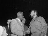 23 de abril. Fidel Castro saluda al jugador de beisbol Jackie Robinson en el Overseas Press Club. Foto: Revolución.