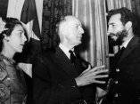 18 de abril. Fidel, Celia Sanchez y el periodista norteamericano Herbert Mathews, columnista del New York Times, amigo de la Revolución cubana, en la recepción celebrada en la Embajada de Cuba en Washington. Foto: Revolución.