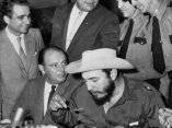 27 de abril. Fidel, despues de su llegada a Houston, Texas. Lleva un sombrero que le obsequiaron al recibirlo. Allí hace escala antes de continuar rumbo a Suramérica. Desde La Habana, el comandante Raúl Castro ha viajado en avión hasta Houston, con el objetivo de entrevistarse con el jefe de la Revolución cubana. Foto: Revolución.