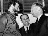 22 de abril. Fidel es recibido en la ONU por Dag Hammarskjol, secretario general de esa organizacion. Al centro Manuel Bisbe, embajador de Cuba ante la ONU. Foto: Revolución.