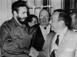 23 de abril. Fidel estrecha la mano del Alcalde Robert Wagner, en su visita al Palacio Municipal de Nueva York. Foto: Revolución. 