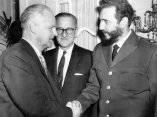 18 de abril. Fidel saluda al embajador de Rusia, Mijail Menshikov durante la recepcion ofrecida al Cuerpo Diplomatico acreditado en Washington. Al centro Ernesto Dihigo, embajador cubano. Foto: Revolución.