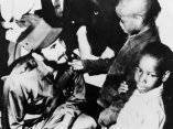 16 de abril. Fidel saluda en el Meridian Hill Park, en Washington a los ninos McNeill (9) y a su hermano Gary (5). Foto: Revolución.