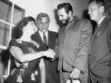 20 de abril. La esposa de Robert Meyner, Gobernador de Nueva Jersey, saluda a Fidel y le da la bienvenida a la mansion del gobernador en Princeton. Foto: Revolución.