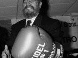 Fidel Castro con guante de Boxeo, 1995