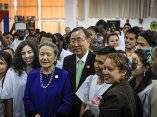 Ban Ki-moon rodeado de estudiantes de la ELAM