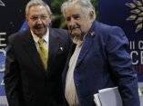 Raúl Castro y José Mujica, Presidente de Uruguay, en el recibimiento a mandatarios de CELAC