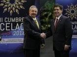 Raúl Castro y Horacio Cartes, presidente de Paraguay, en el recibimiento a mandatarios de CELAC