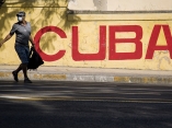Un hombre cruza una calle en La Habana el 24 de marzo de 2020. En los inicios de la pandemia en Cuba, cuando aún no era obligatorio el uso del nasobuco, ya muchos se cuidaban. Foto: Irene Pérez/ Cubadebate.