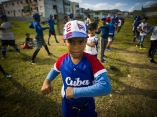 Calentando los músculos para empezar a jugar mi béisbol, aquí en mi área del Pontón. Foto: Irene Pérez/ Cubadebate.