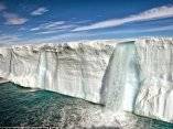 una-cascada-masiva-del-paquete-de-fusion-del-hielo-estas-masas-son-la-unica-agua-de-deshielo-y-la-innegable-prueba-de-lo-rapido-avanza-el-cambio-climatico