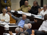 Raúl saluda a los diputados en la sesión plenaria de la Asamblea Nacional del Poder Popular en diciembre de 2018. Foto: Irene Pérez/ Cubadebate.