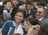 Raúl con estudiantes de la ELAM. Foto: Ismael Francisco/ Cubadebate.