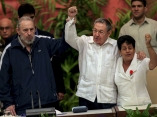 Fidel, Raúl y Nemesia en la Clausura del VI Congreso del Partido Comunista de Cuba. Foto: Ismael Francisco/ Cubadebate.