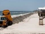 Construcción de muro de arena para proteger la isla a partir de la contaminación del mar