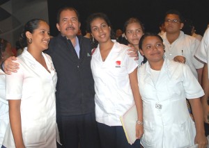 Daniel Ortega con estudiantes de Medicina nicaragüenses que se preparan en la Cuba. Foto: Juan Moreno.