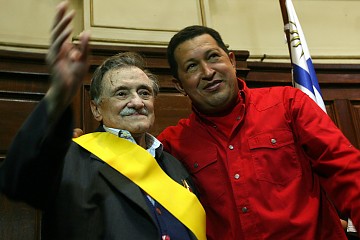 Presidente Hugo Chávez y el poeta Mario Benedetti despues de ser condecorado con la orden Francisco de Miranda durante una ceremonia en la Universidad de Montevideo, Uruguay el 18 de diciembre de 2007 (Foto: ABN)
