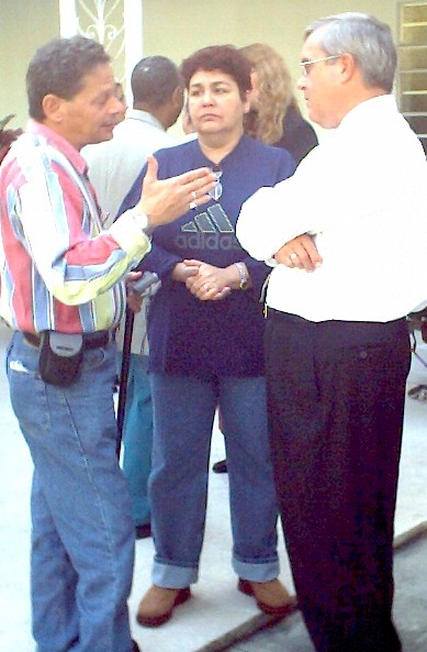 James Cason (a la derecha) en la sede de la Oficina de Intereses de Washington en La Habana, junto a Aleida Godinez y David Orrio, infiltrados que ofrecieron pruebas del financiamiento estadounidense a la "disidencia" cubana. Foto de 2003.