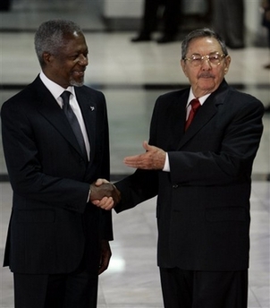 Kofi Annan, secretario general de la ONU, y Raul Castro, en La Habana. (Foto: AP)
