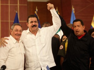Raul Castro, Manuel Zelaya y Hugo Chávez en la Cumbre del Grupo de Rio