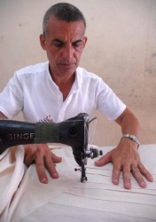 Fidel Díaz Gutiérrez, artesano del Fondo Cubano de Bienes Culturales, en el proceso de elaboración de la guayabera gigante, en la provincia Sancti Spíritus, el 20 de julio de 2009. AIN FOTO/Oscar ALFONSO SOSA