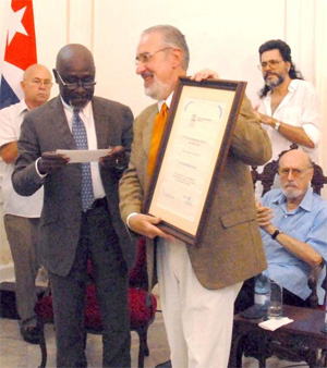 Atilio Borón, recibe premio José Martí