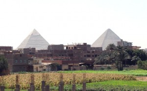 Una hiperurbanización asfixia a la mayor metrópoli árabe y africana, a punto de rodear a las mismísimas pirámides de Giza, a unos 20 km al suroeste de El Cairo.
