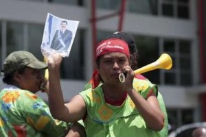 Manifestantes exigen separación de funcionaria golpista en Honduras 