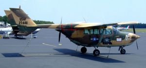Bimotor Cessna Skymaster de los utilizados por la aviación usamericana contra El Salvador y Vietnam, luego adquiridos por Hermanos al Rescate con la ayuda de la congresista de la Florida Ileana Ros-Lehtinen.