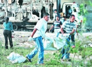 El viernes 8 pasado, abajo del puente San José, carretera que conduce de la Villa de San Antonio a Lamaní, fueron descubiertos los cuerpos quemados de cuatro personas (entre ellos Alejandro Laprade Rodríguez) en la carrocería de un camión de la República de Guatemala. 
