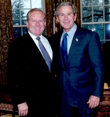 Otto Reich (D) y George W. Bush (I)