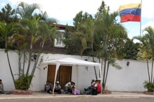 Indígenas resguardan Embajada de Venezuela en Tegucigalpa. (Foto: AFP)