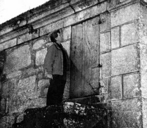 Martin Sheen, en 1970, ante la casa natal de su padre, en Parderrubias. 